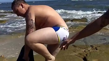 Oso se desnuda enfrente de sus amigos en la playa