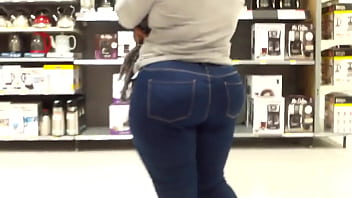 FAT BOOTY BLACK GILF SHOWING OFF ASS