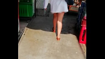 Doctora de sexys piernas y culo regresando del trabajo