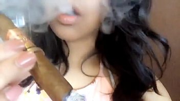 Instagram woman smoke (mulher fumando charuto)