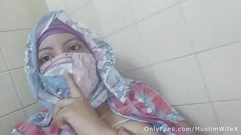 Real Arab عرب وقحة كس Sins In Hijab By Squirting Her Muslim Pussy On Webcam ARABE RELIGIOUS SEX