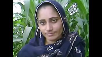 XXX Pakistani hot village girl fucked outside of the home in the field
