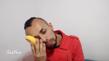 Comiendo un gran banano