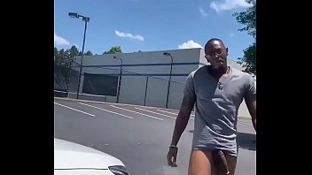 hombre negro sale de su carro con la polla de fuera